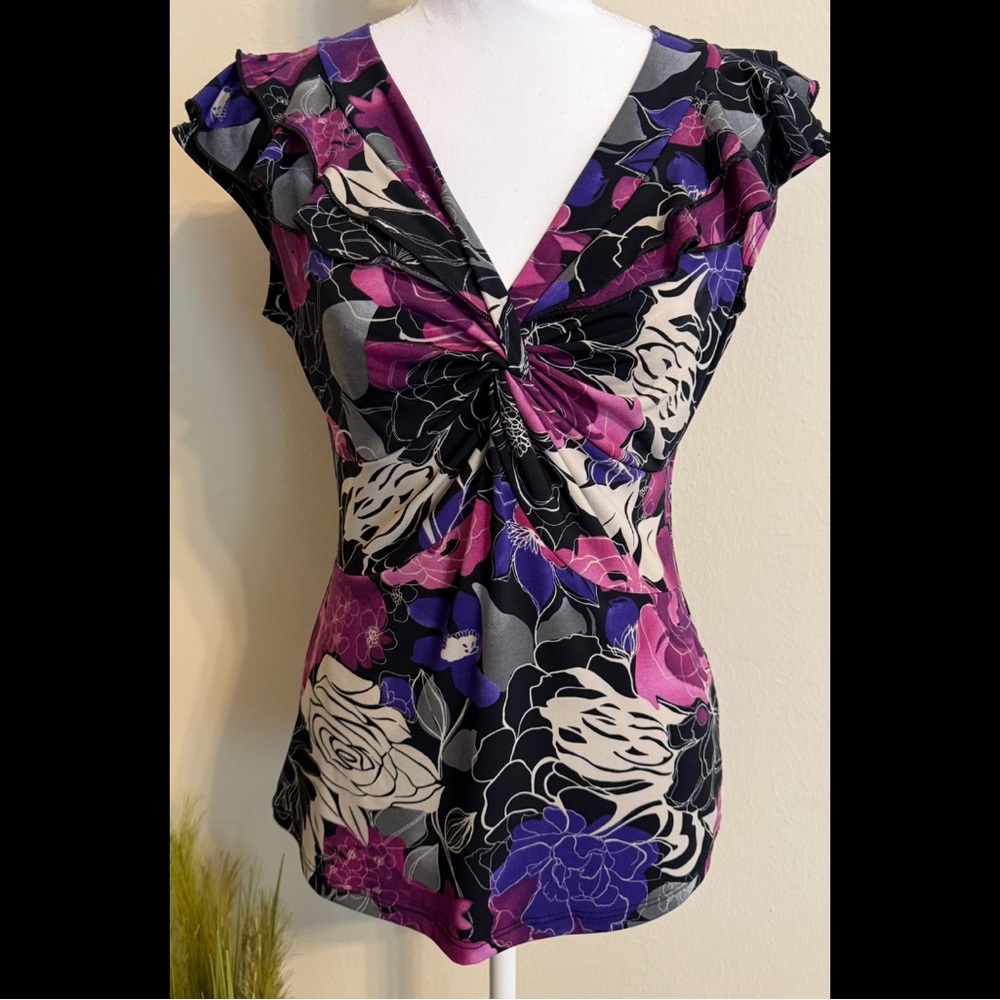 Pretty & Versatile Floral Top – Never Worn!